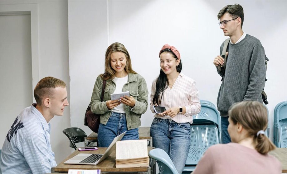 Look-no-further!-Check-these-ten-easy-ways-to-earn-remotely-as-a-student!